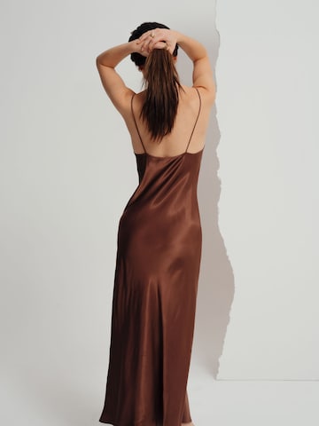 A LOT LESS - Vestido 'Sharli' en marrón