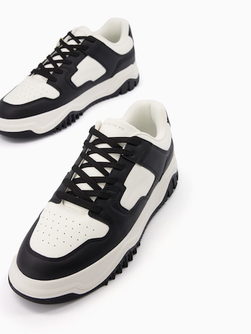 Bershka Sneaker in Schwarz