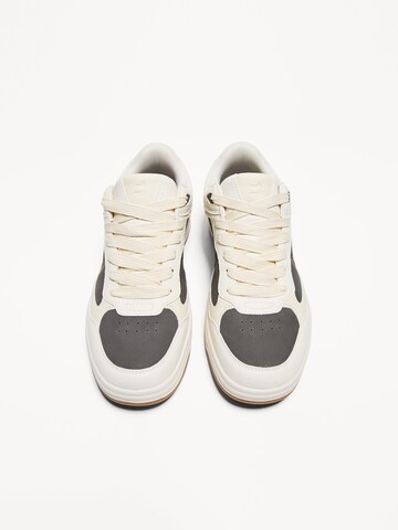 Baskets basses Bershka en beige