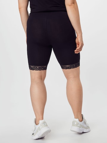 Vero Moda Curve Skinny Leggingsit 'Lennon' värissä musta