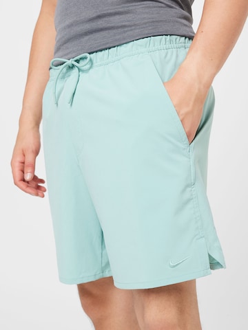 NIKE Regular Sportshorts in Blau