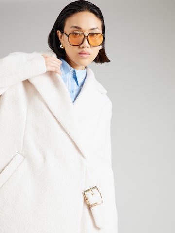 Manteau mi-saison 'Naomi' Hoermanseder x About You en blanc