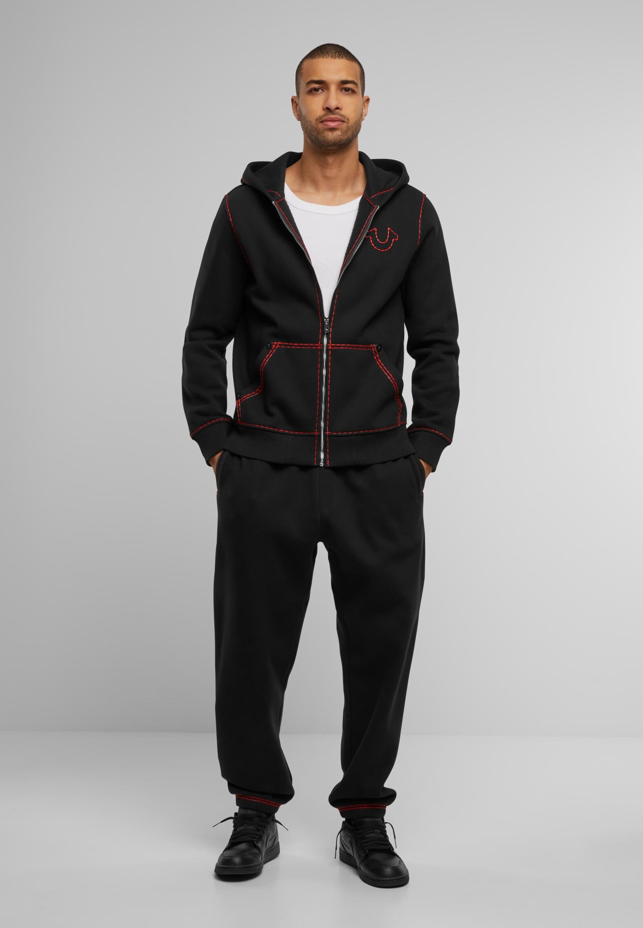 True Religion Tapered Pantaloni pe Negru | ABOUT YOU