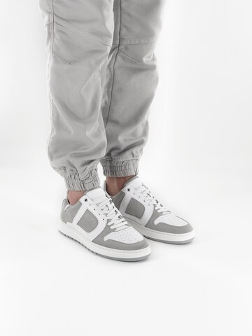 Dutch'D Sneaker low 'Rune' in Grau