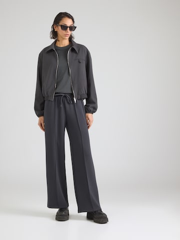 Lee Särk, värv must