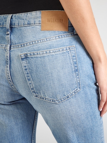 WEEKDAY Bootcut Jeans i blå