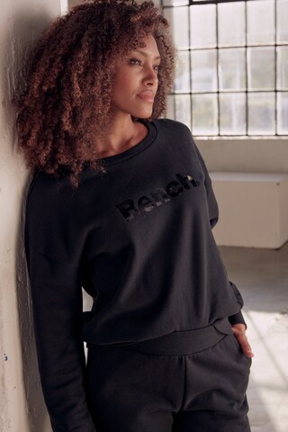 Sweat-shirt BENCH en noir : devant