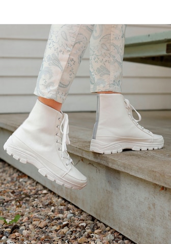 LASCANA Ботинки на шнуровке в Белый: спереди