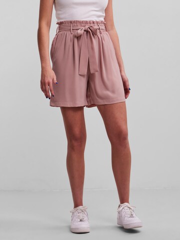 PIECES Loosefit Shorts 'Avery' in Pink: predná strana