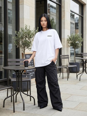 QWX2 - Camiseta talla grande 'UNITY' en blanco