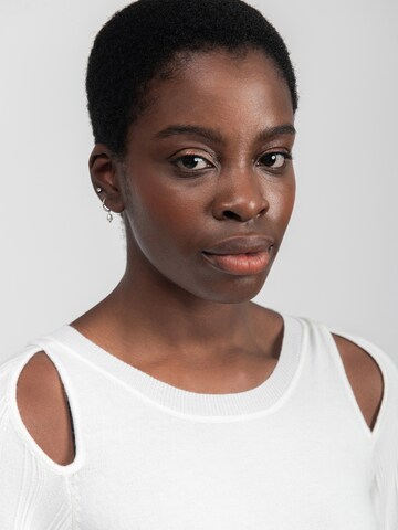 Influencer Sweter w kolorze biały