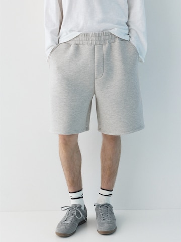 Pull&BearBaggy Hlače - siva boja: prednji dio