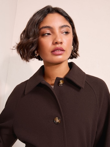 Friends Like These Mantel in Braun