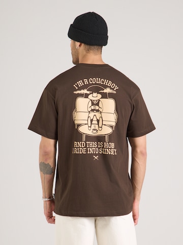Iriedaily - Camiseta 'Couchboy' en marrón: frente