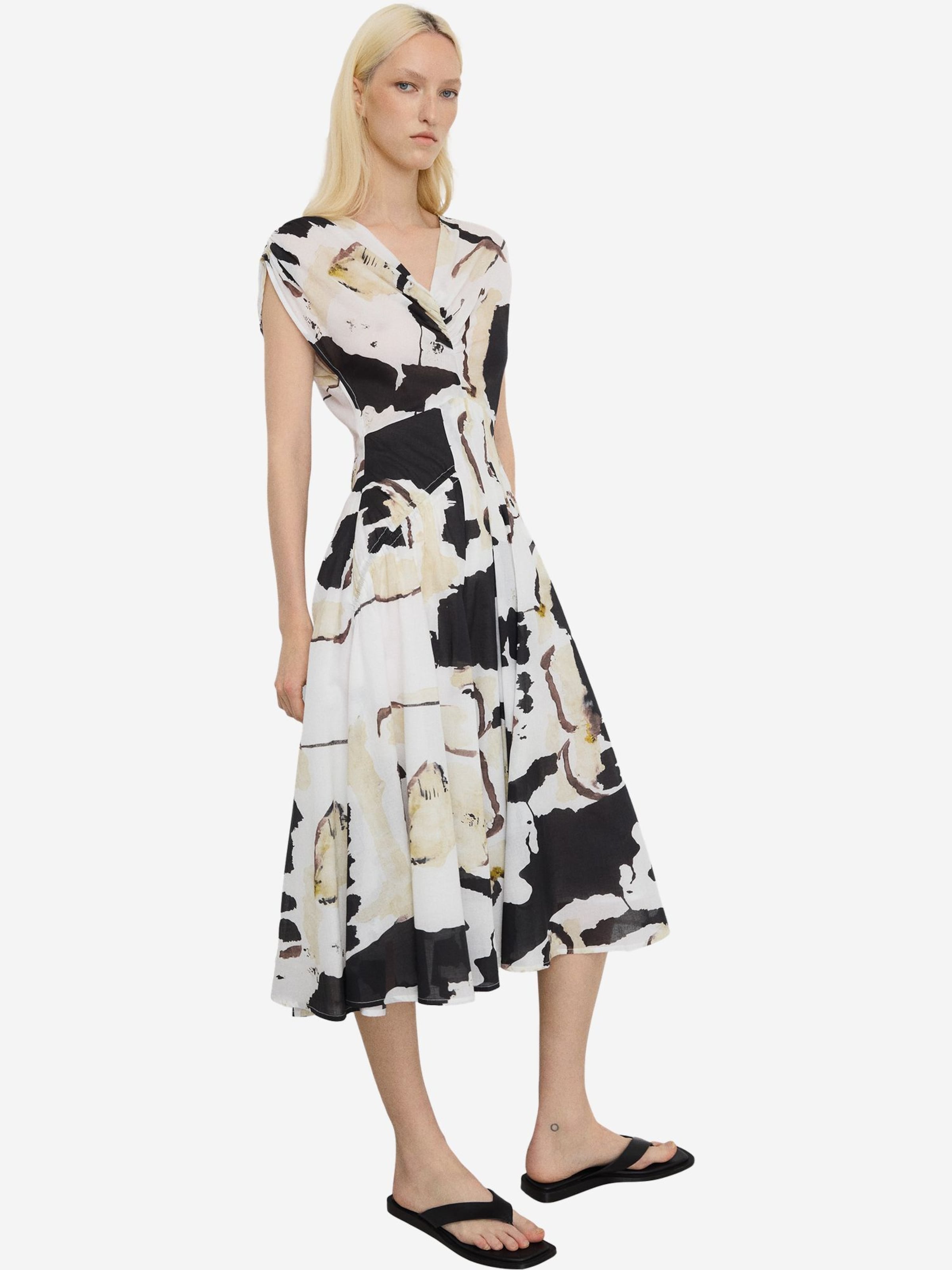 Adolfo Dominguez Mekko värissä beige