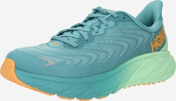 Chaussure de course 'ARAHI 6' Hoka One One en bleu : devant