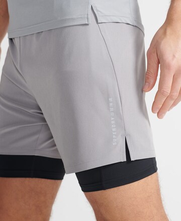 Superdry Regular Sportshorts in Grau