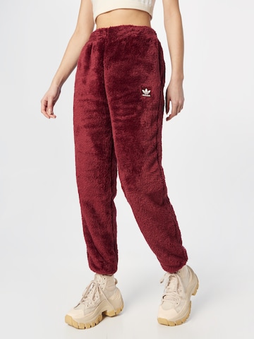 ADIDAS ORIGINALS Loosefit Byxa 'Essentials+ Fluffy Teddy' i röd: framsida