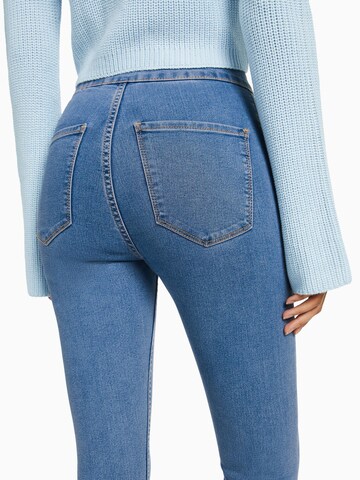 Skinny Jeans di Bershka in blu