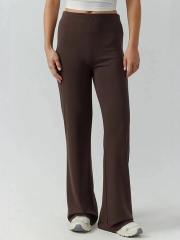 Hiccup Flared Broek in Bruin: voorkant