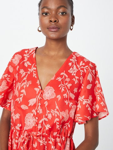 Robe d’été 'JOSSA' In The Style en rouge