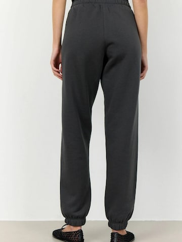 Levete Room Tapered Broek 'Nuka 8' in Grijs