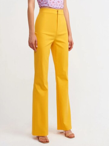 évasé Pantalon Dilvin en jaune : devant
