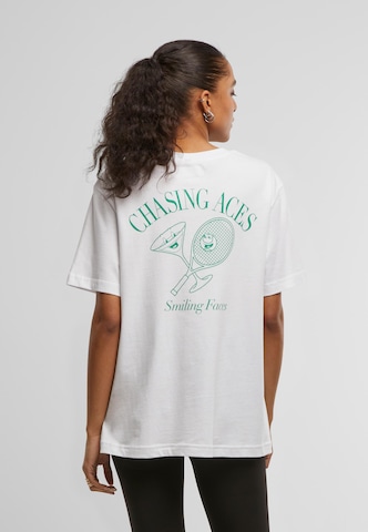 Miss Tee T-Shirt 'Chasing Aces' in Weiß: Vorderseite