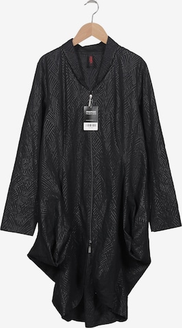 Krinés Mantel L in Schwarz: Vorderseite