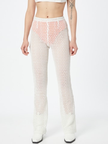 Bootcut Pantalon 'Serena' WEEKDAY en blanc : devant