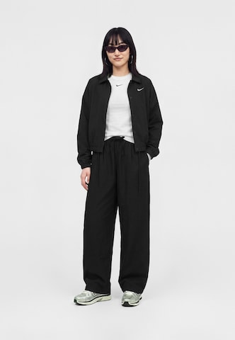 Nike Sportswear Bő szár Élére vasalt nadrágok - fekete