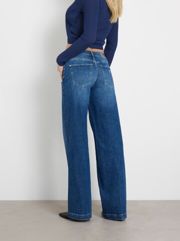 GUESS Flared Jeans in Blau