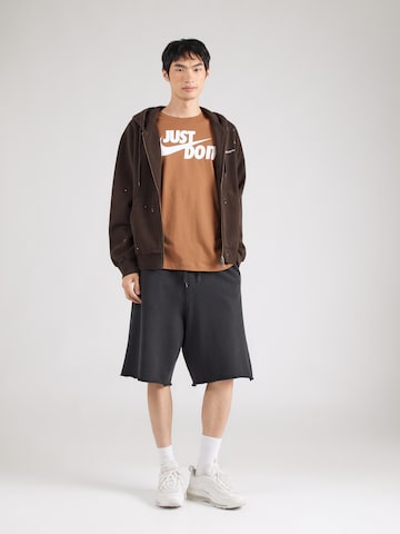 Nike Sportswear Regular fit Póló 'Swoosh' - barna
