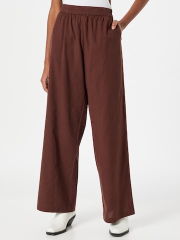 Loosefit Pantalon 'Freja' NA-KD en marron : devant