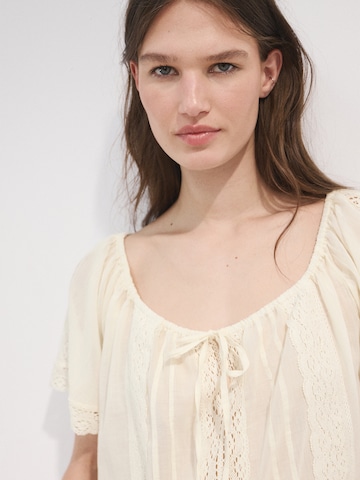 MANGO - Blusa 'EVA' en beige