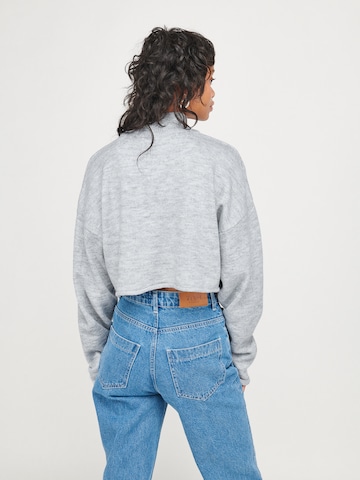 ABOUT YOU x VIAM Studio Sweater in Grey