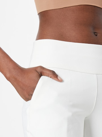 Slimfit Pantaloni sportivi di ADIDAS GOLF in bianco