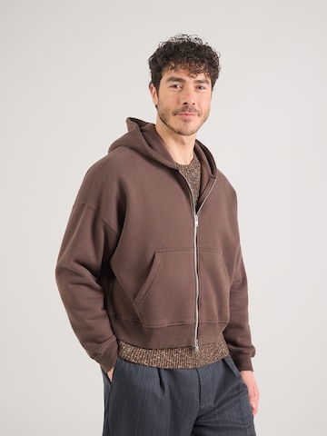 Abercrombie & Fitch - Sudadera con cremallera en marrón: frente