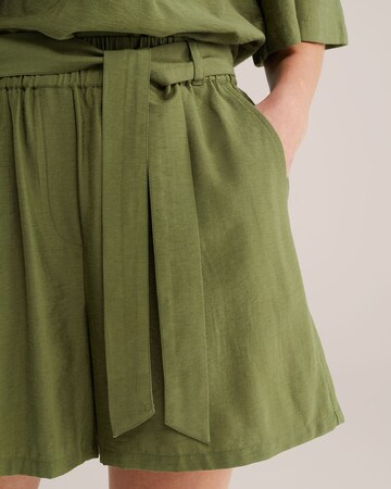 WE Fashion Ohlapna forma Hlače | zelena barva