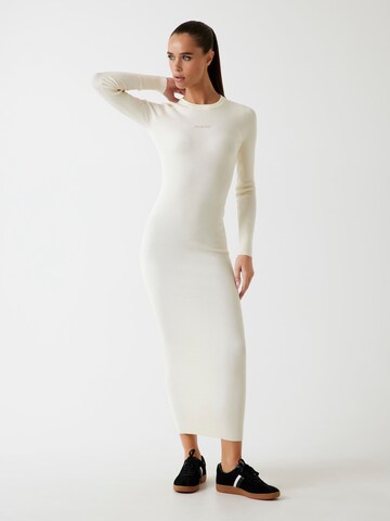 GUESS Kleid in Beige: Vorderseite