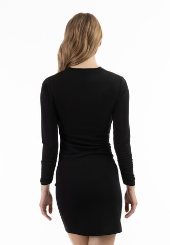 Rochie de cocktail de la faina pe negru