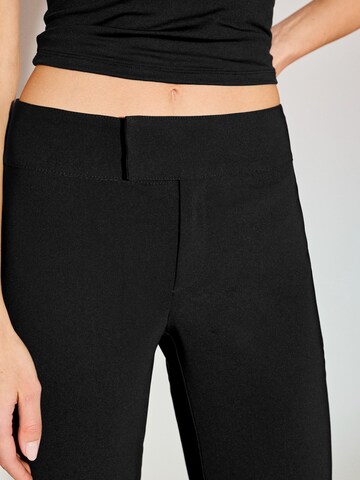 Pull&BearBootcut/trapezice Hlače - crna boja