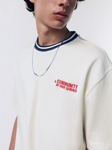 Pull&Bear Tričko 'STWD COMMUNITY PLAYER' – bílá