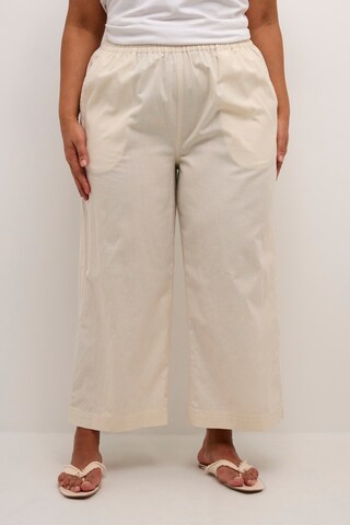 Loosefit Pantaloni 'Vicca' di KAFFE CURVE in beige: frontale