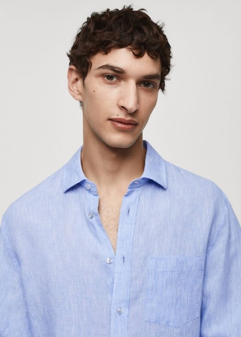 Coupe regular Chemise 'Avispa' MANGO MAN en bleu