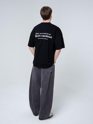BAYSIDE BOUND Shirt 'THE 8K UNISEX OVERSIZE TEE' in Zwart