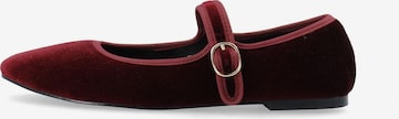 Ballerina con cinturino di Bianco in rosso: frontale