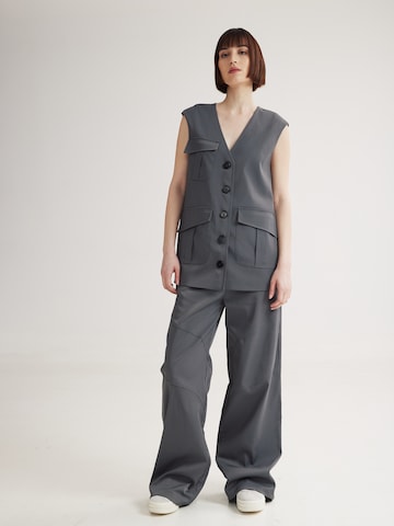 4TAILORS Liivi 'Carlo' värissä harmaa