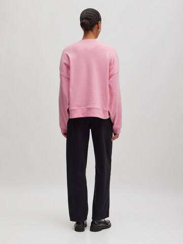 EDITEDSweater majica 'Emielia' - roza boja