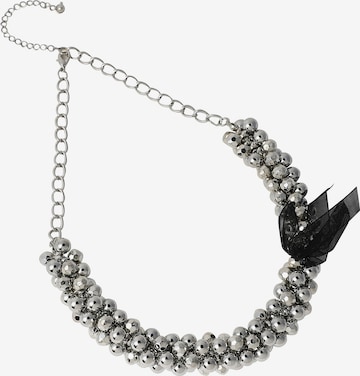 Lanțuri 'Neesa' de la SOHI pe argintiu: față